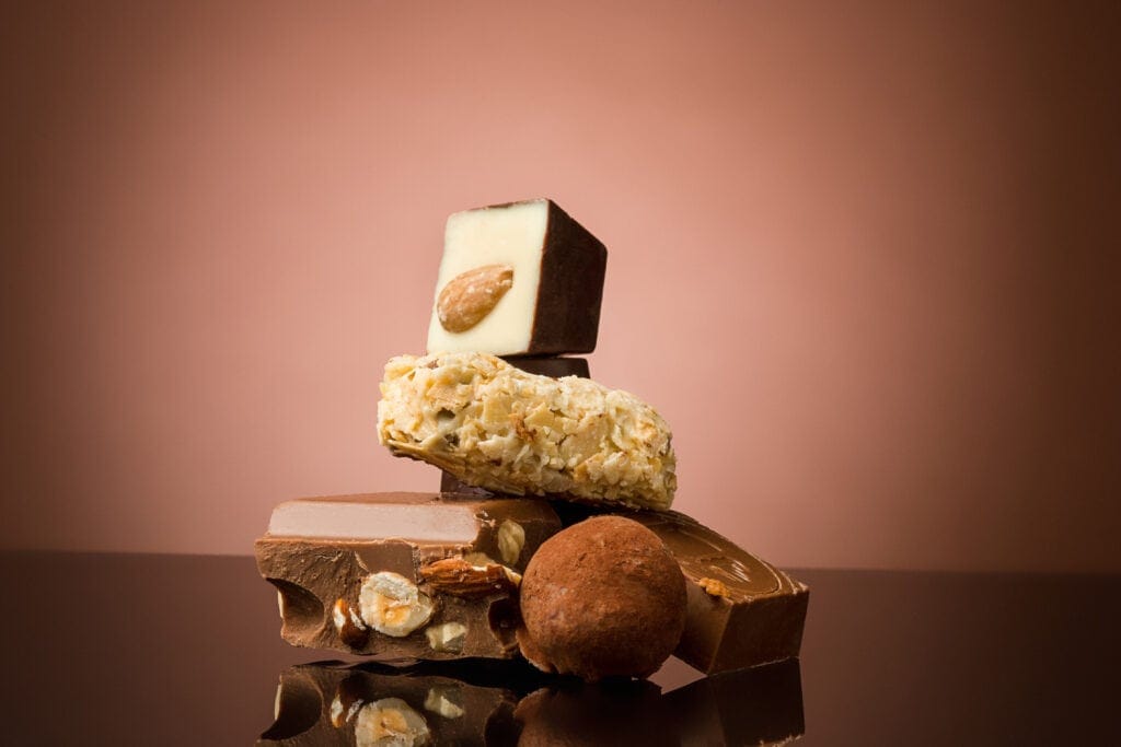 chocolat cassé en pile sur fond marron par master1305 - freepik