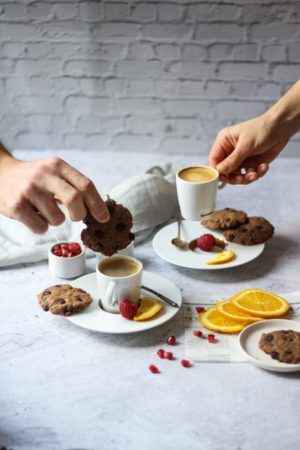 Cookies aux pépites de chocolat et farine de cacahuète avec café