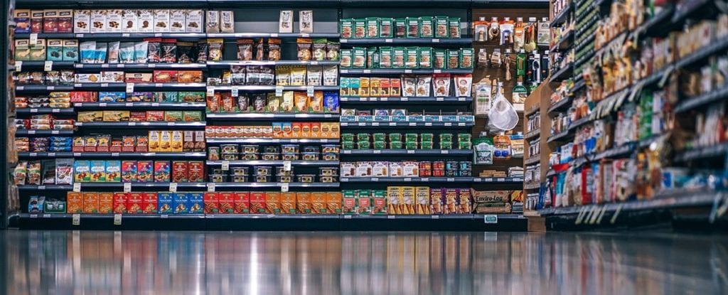 Emballage dans un rayon de supermarché