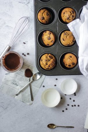 Muffins aux pépites de chocolat dans les moules