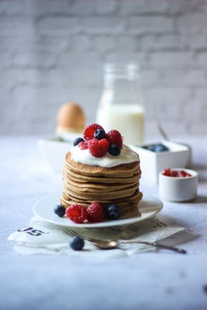 Présentation produit pancakes à la farine d'amande et fruits