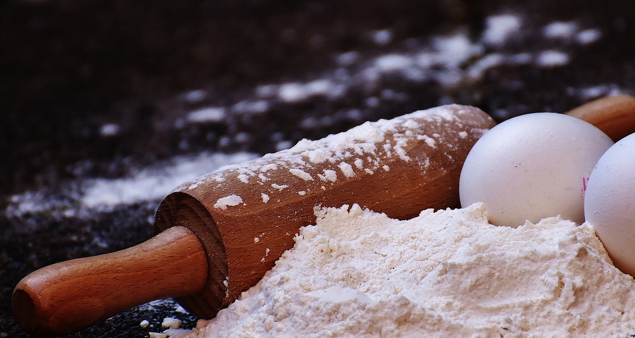 Rouleau à pâtisserie et farine