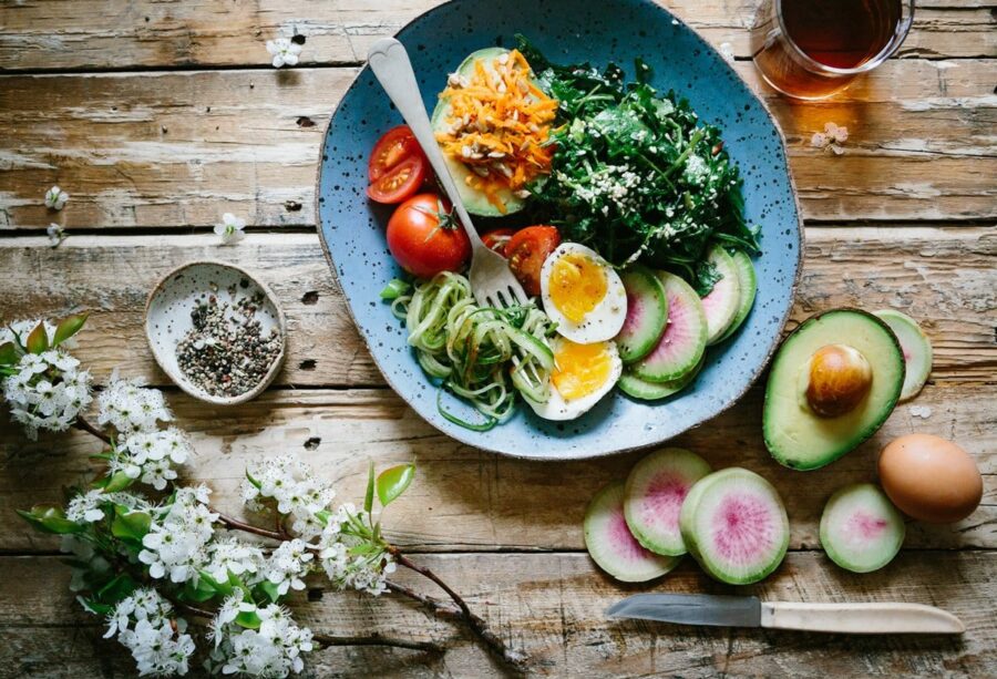 assiette salade composée et avocat