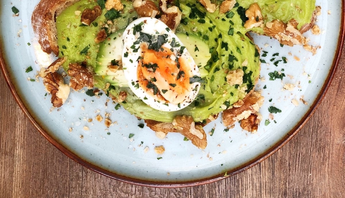 Assiette avocado toast oeuf et noix