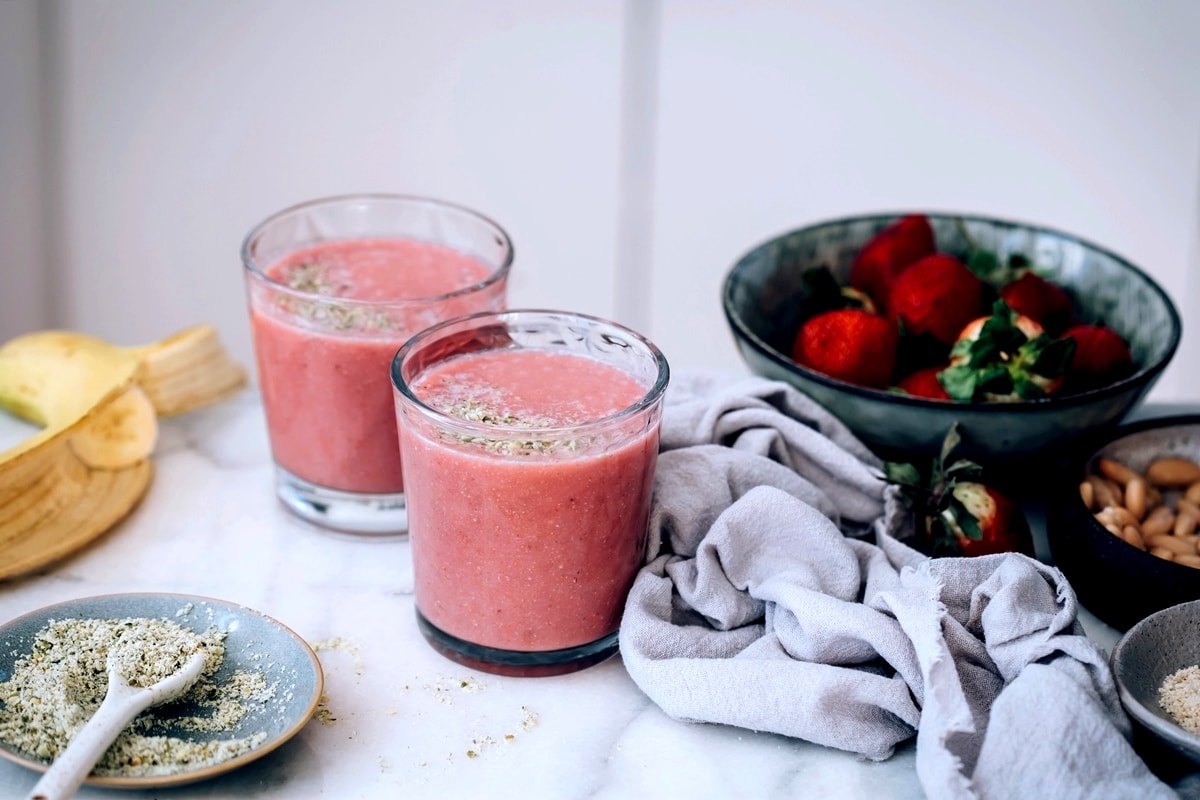 Smoothies roses et fraises