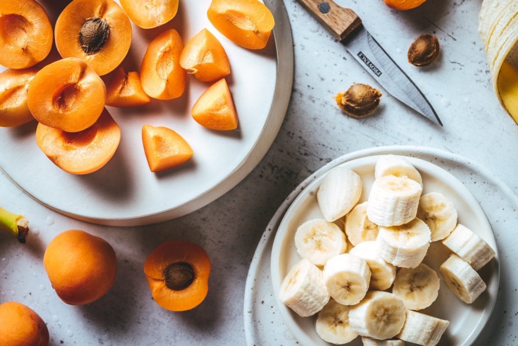 Découpe bananes et abricots