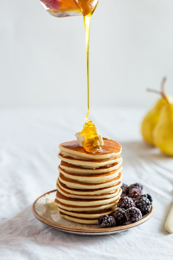 pancakes avec miel et mûres