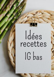 Idées recettes IG bas sur feuille blanche avec asperges vertes - Photo de Karolina Grabowska provenant de Pexels