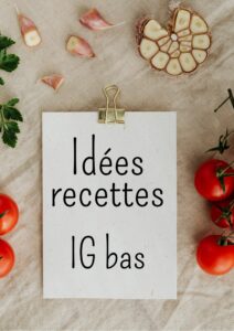 Idées recettes IG bas sur feuille blanche, nappe beige, tomates herbes et ail