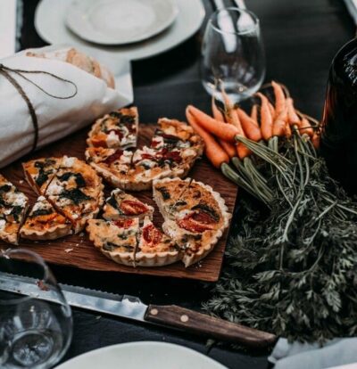 petites tartes et carottes sur table dressée