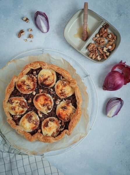 Tarte-oignons-rouges-chevre-miel et-noix par Cannelle et Coriandre