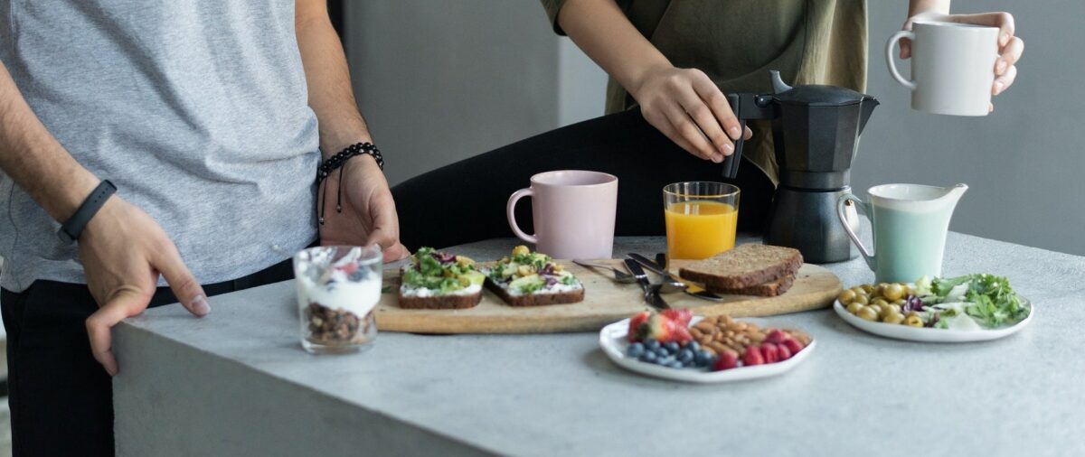 Deux personnes qui prenennt leur petit-déjeuner