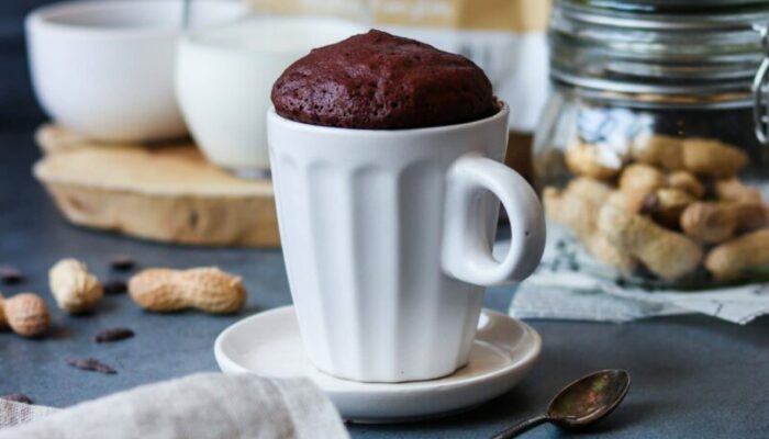 Recette mug cake keto au chocolat et à la farine de cacahuète