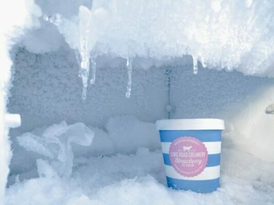 congélateur rempli de glace avec un pot