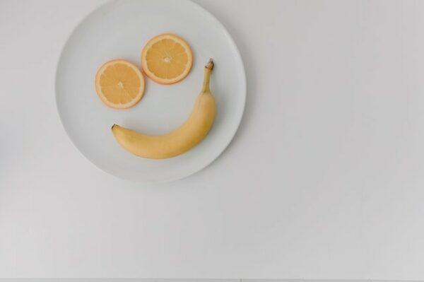 visage sourire citrons et banane