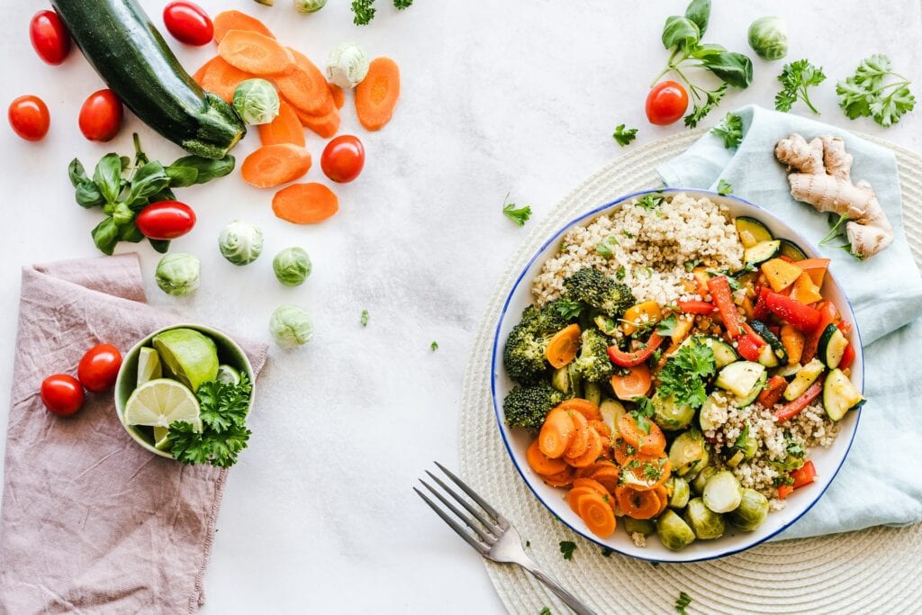 assiettes de légumes arc-en-ciel