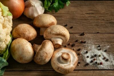 légumes blancs chou-fleur, champignons, ail et herbes