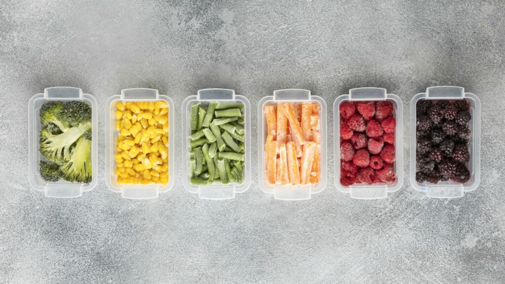 légumes surgelés colorés dans des boites - horizontal