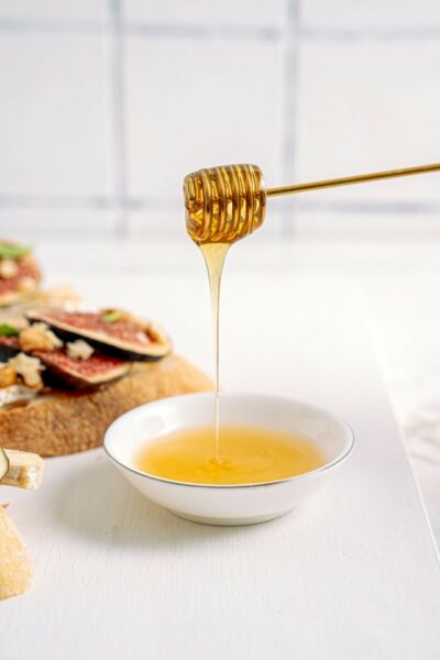 miel clair coulant sur cuillère à miel