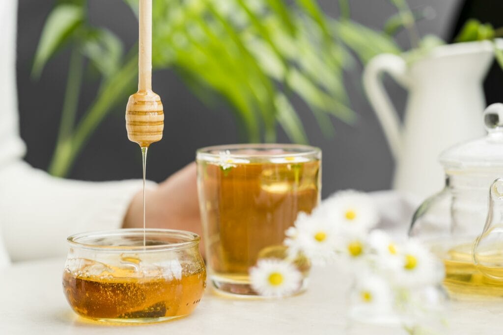 miel dans pot avec cuillère à miel