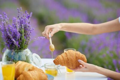 Miel de lavande dans champ de lavande sur croissant