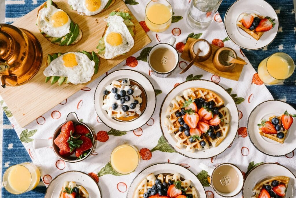 table de brunch avec fruits et oeufs