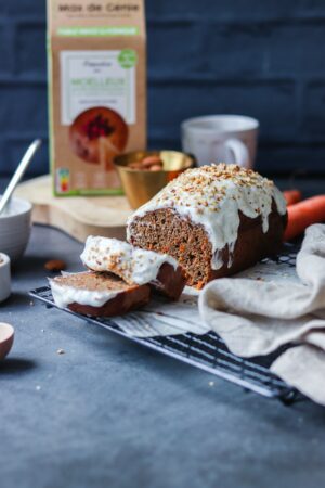 carrot cake moelleux amande et glaçage découpé