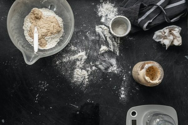 levain dans bocal en verre préparation pain fond noir