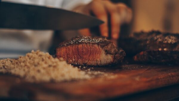 morceau de viande coupée sur planche en bois