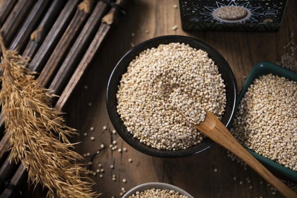 quinoa dans bol sur bois