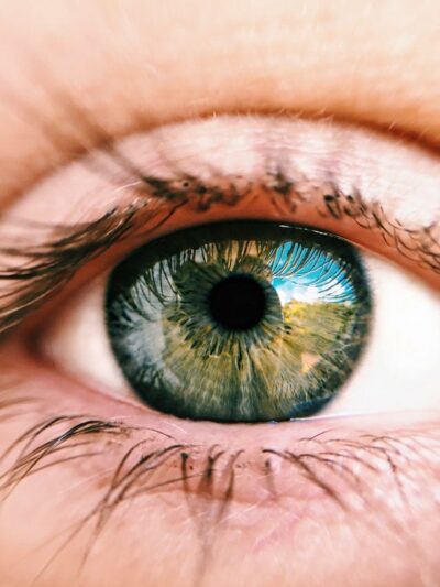 oeil bleu vert en gros plan