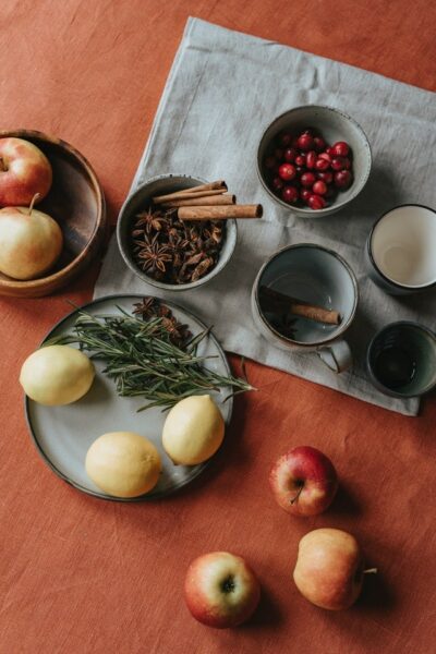 table en bois cannelle pommes citrons thym