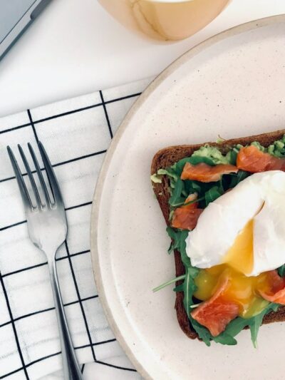 toast avocat saumon fumé et oeuf coulant