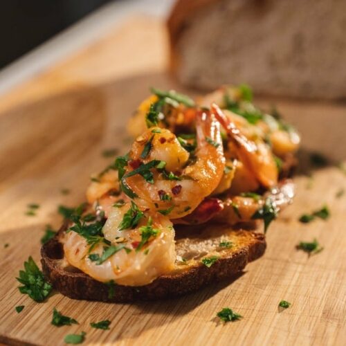 toast crevettes et coriandre sur planche en bois