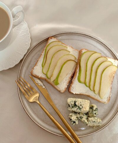 toast poires et fromage bleu couverts dorés