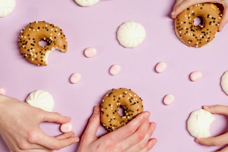 donuts meringues et bonbons sur fond rose