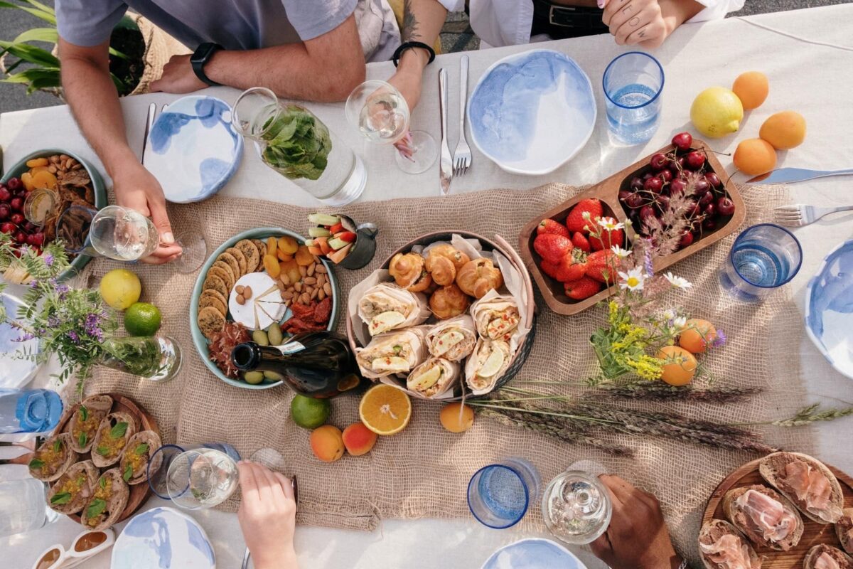 table de brunch fruits pains - Photo de cottonbro provenant de Pexels