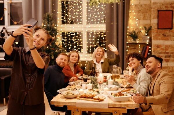 groupe amis fête maison repas