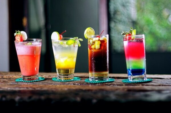 quatre verres cocktails alcool sur un bar