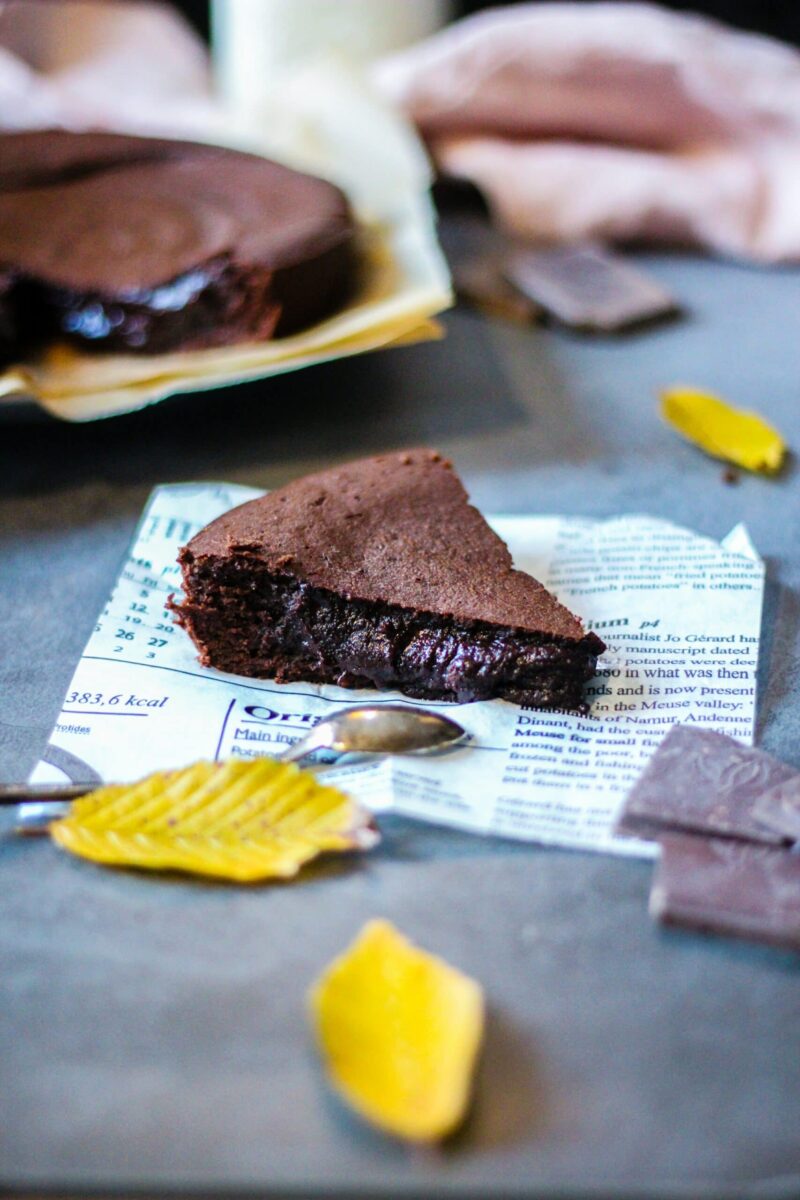 fondant chocolat fond sombre feuilles jaunes