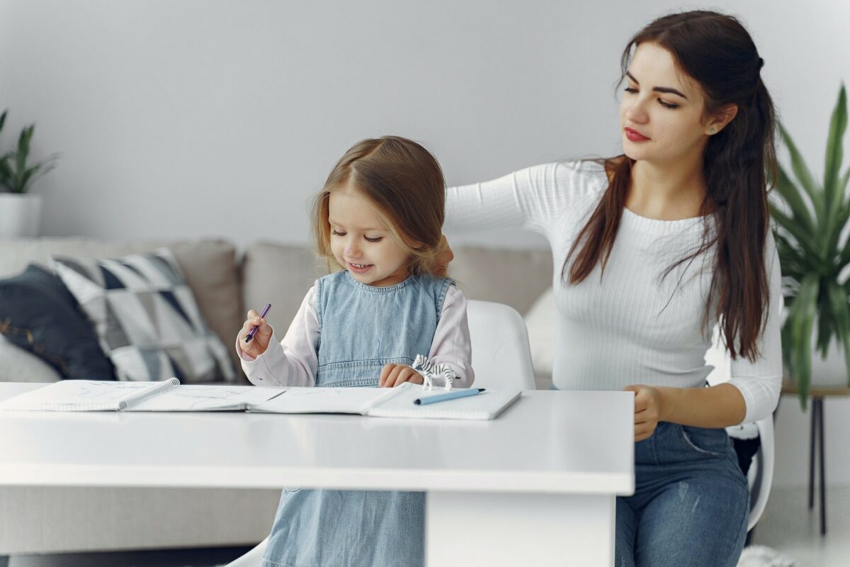 babysitting jeune femme et fille enfant