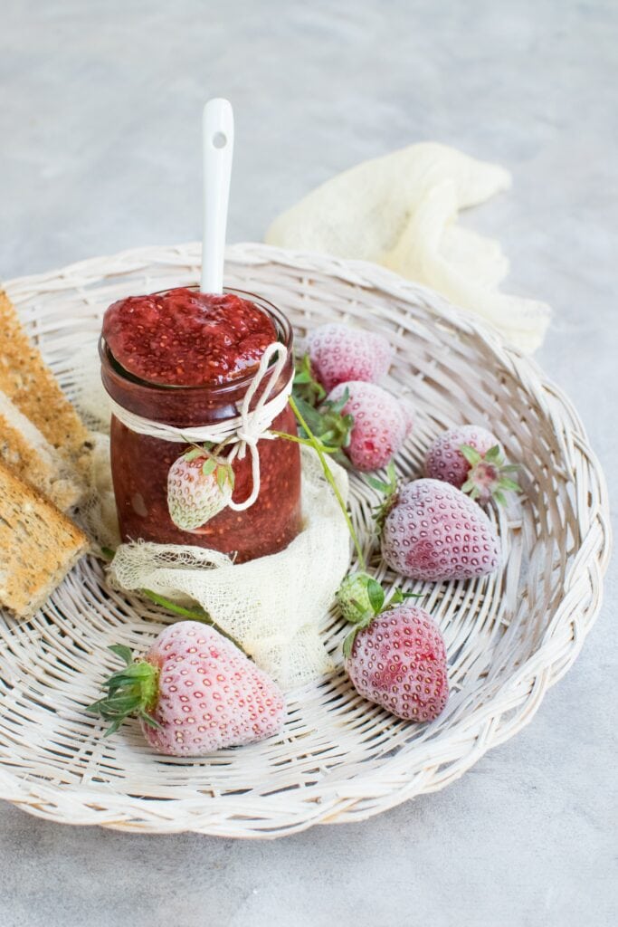 confiture de fraises surgelées fond clair