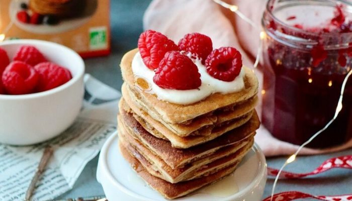 Pancakes aux fruits en forme de coeur