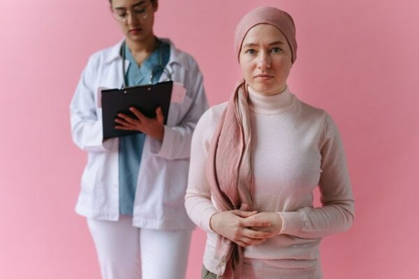 deux femmes fond rose cancers chimio par Thirdman de Pexels