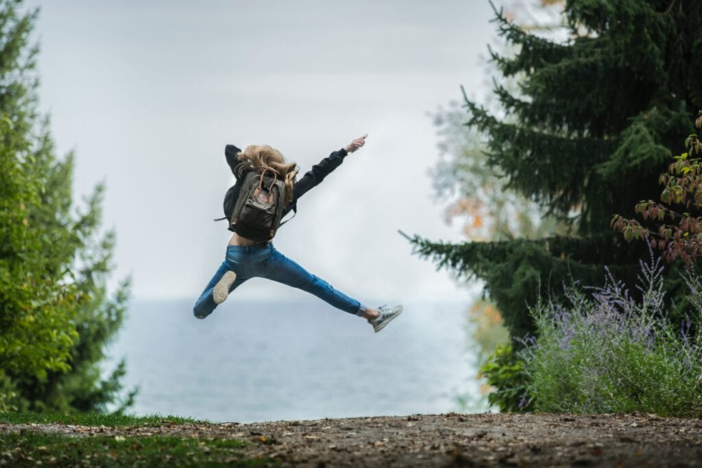 jeune femme saut forêt énergie pexels-sebastian-voortman