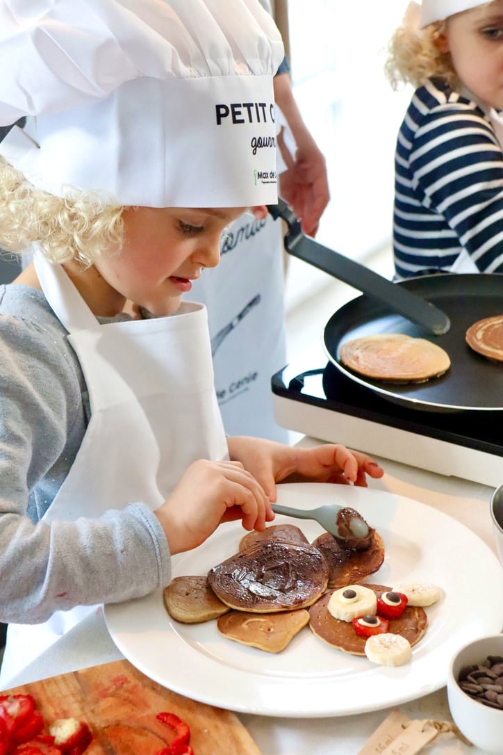 enfants réalisation pancakes pour box des mini génies - 1