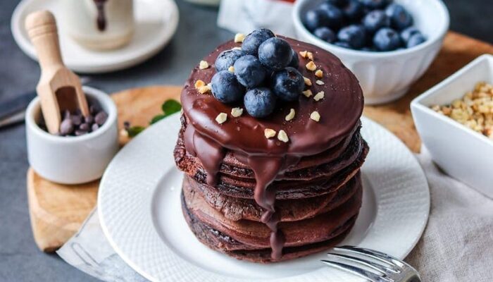 Recette de pancakes protéinés keto à la farine de noisettes et cacao