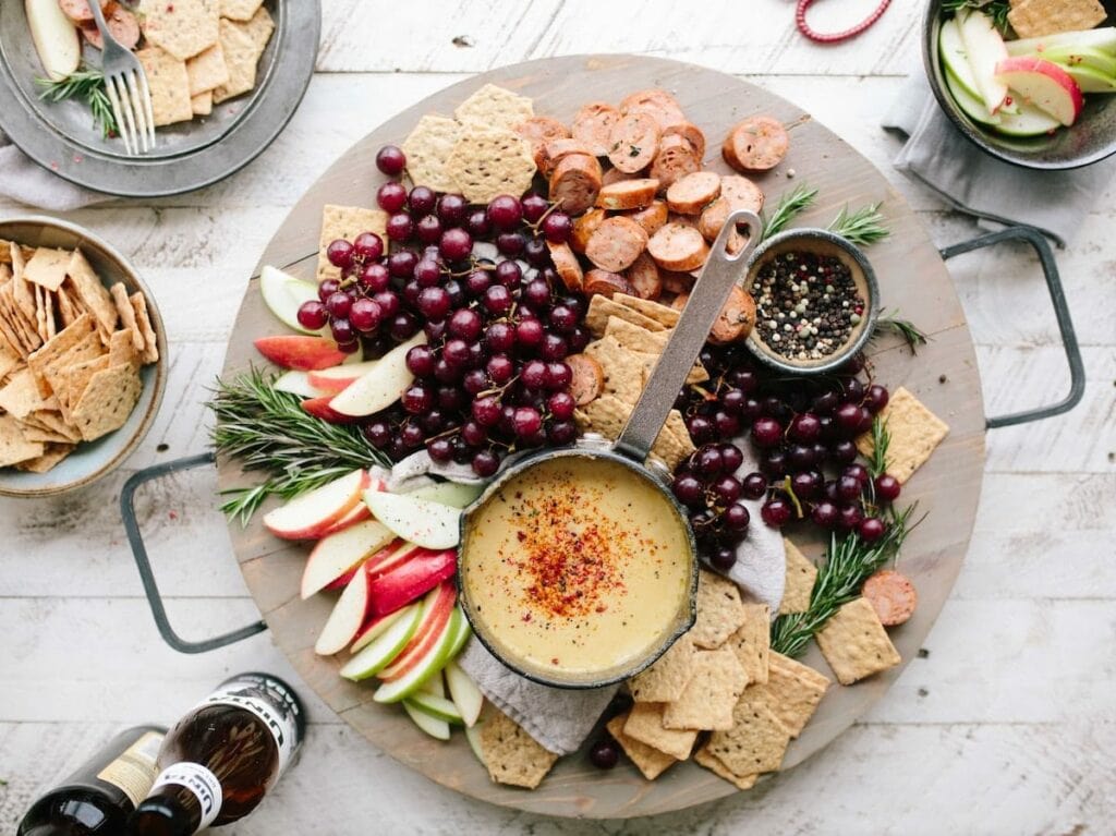 plateau apéro houmous raisins biscuits salés - Photo by Brooke Lark on Unsplash