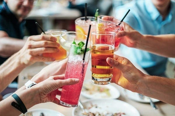 Boissons à plusieurs cocktails dans les mains - Pixabay Bridgesward