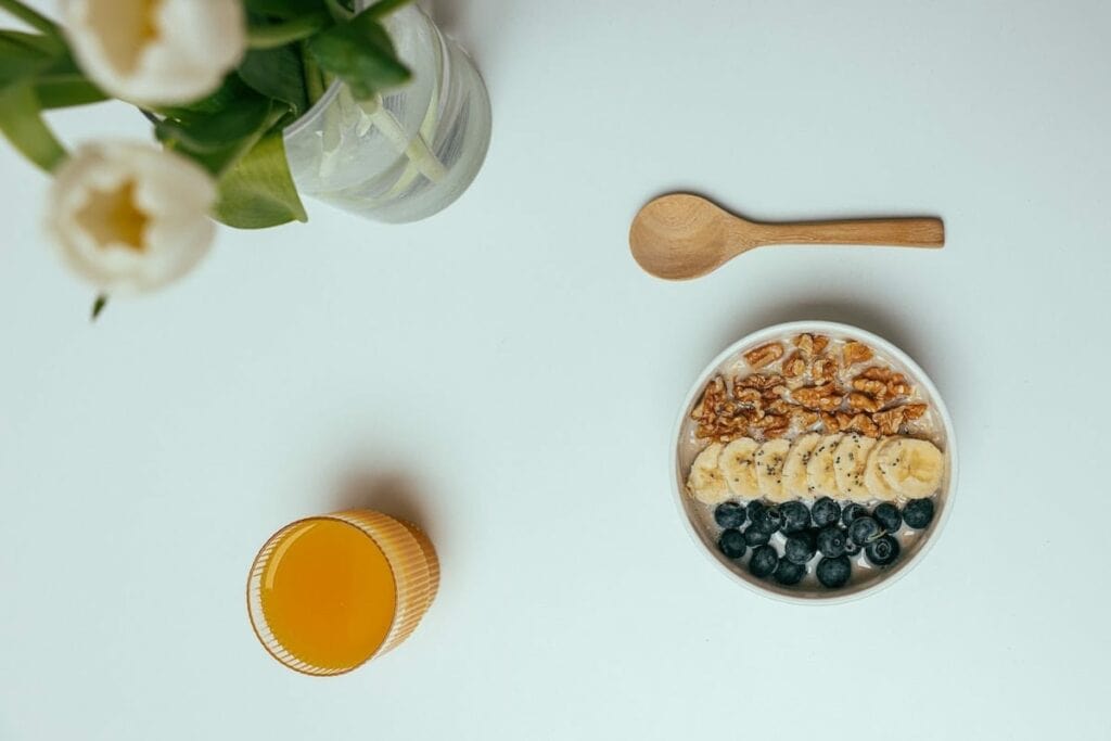 Petit-déjeuner bol fruit jus d'orange sur fond blanc - Photo de Cup of Couple